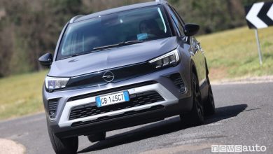 Vista anteriore Opel Crossland nella prova su strada