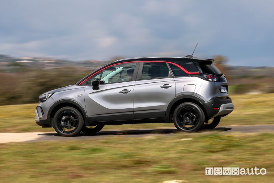 Vista laterale Opel Crossland nella prova su strada