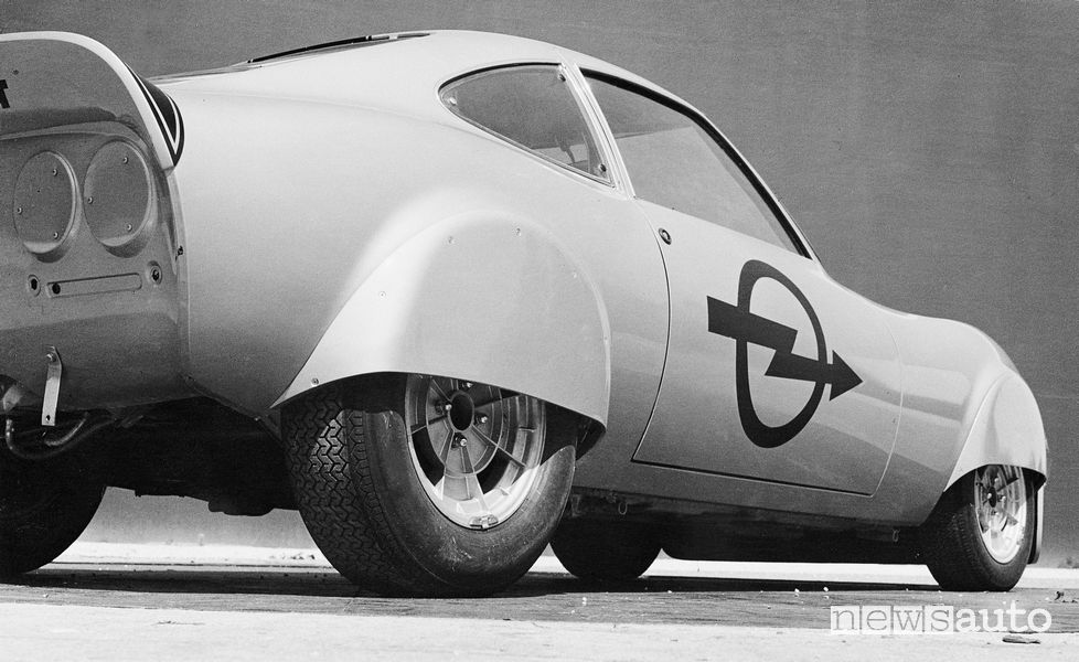 Vista posteriore Opel Elektro GT