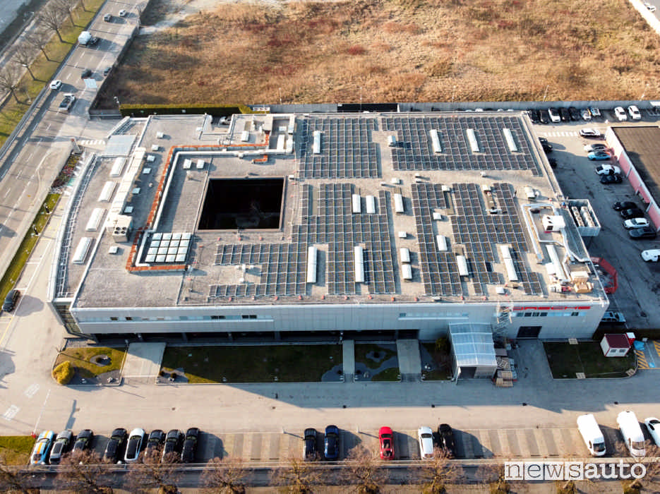 Impianto fotovoltaico sul tetto della sede di Porsche Italia a Padova con capacità di 242 MW.