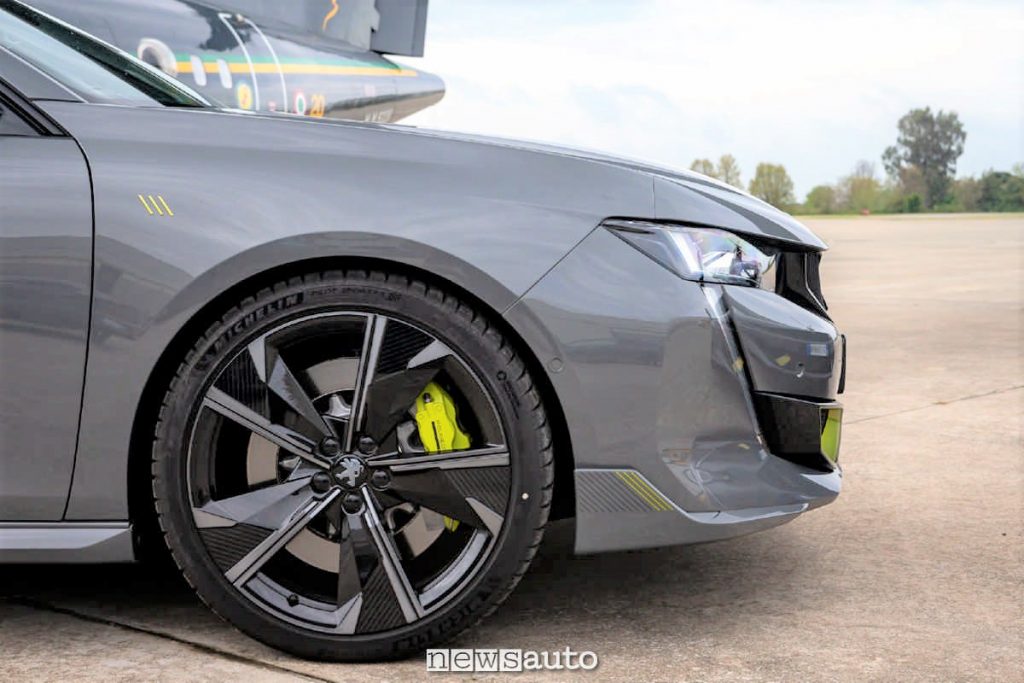 Il gruppo ruota della Peugeot 508 PSE con dischi da 28 centimetri di diametro, 245/35 R20