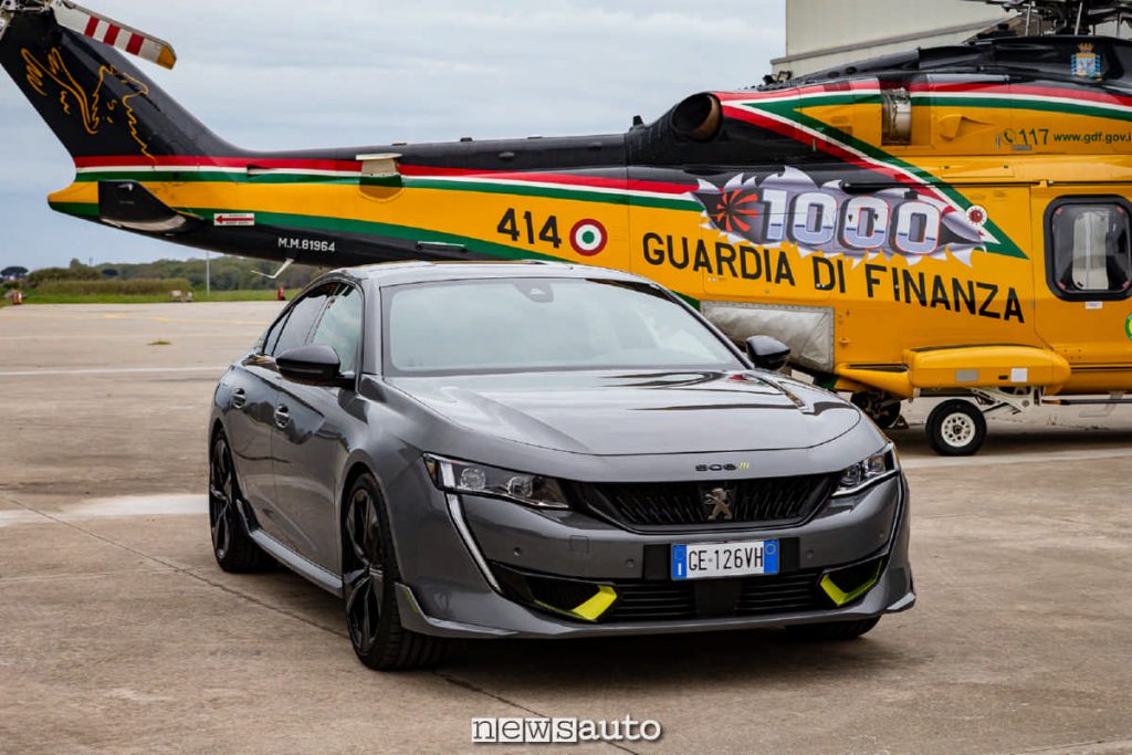 Il frontale della Peugeot 508 PSE è molto aggressivo con diverse appendici aerodinamiche insieme all'elicottero della Guardia di Finanza
