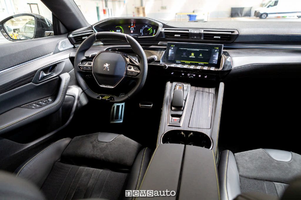 Abitacolo della Peugeot 508 PSE volante e sedili