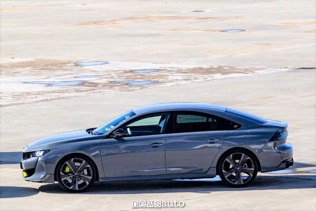 La versione berlina, sedane, della Peugeot 508 PSE