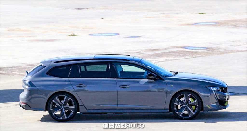 Vista laterale della Peugeot 508 PSE Sport Engineered in versione Station Wagon