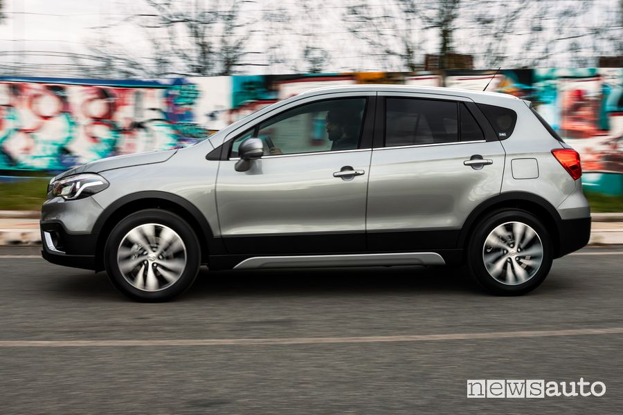 Vista laterale Suzuki S-Cross Hybrid su strada