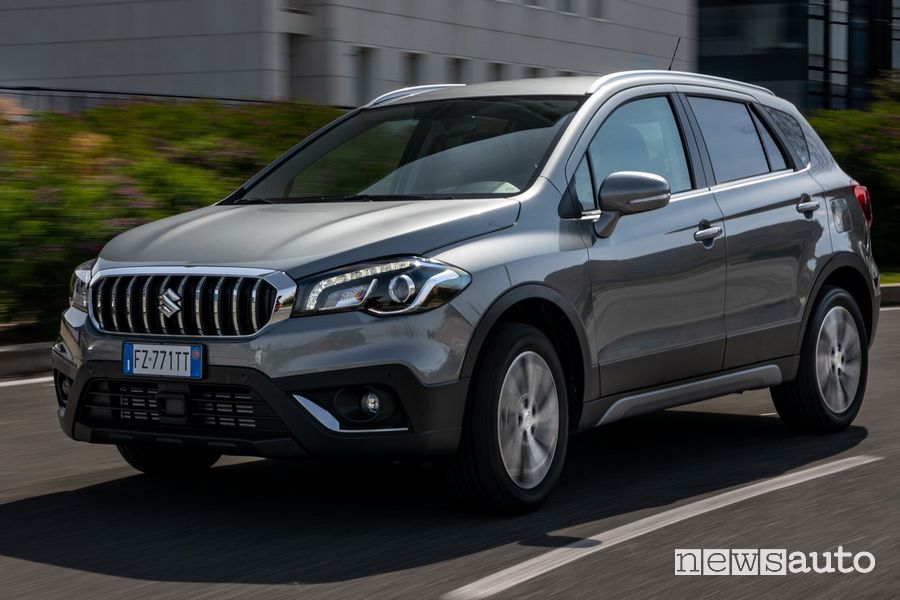 Vista di profilo Suzuki S-Cross Hybrid su strada