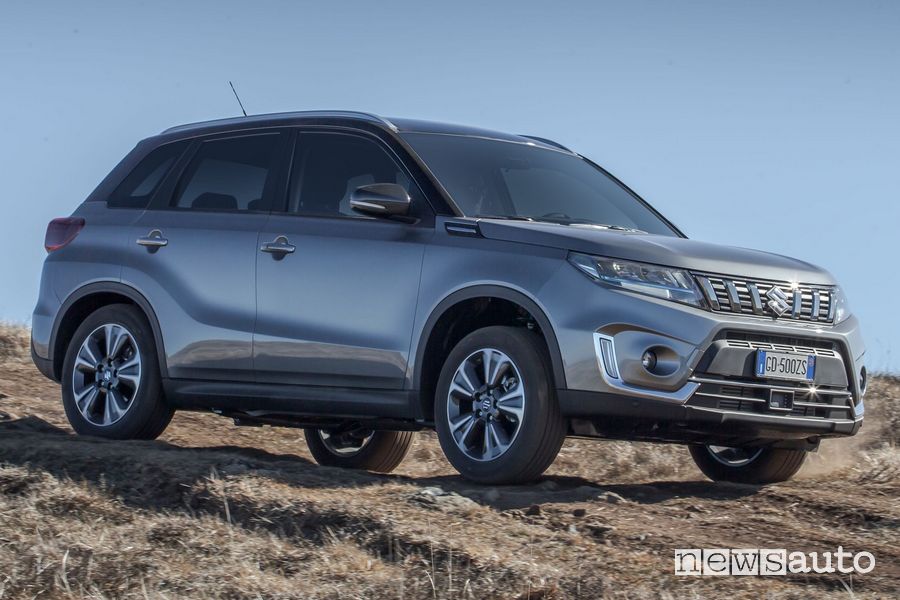 Vista di profilo Suzuki Vitara Hybrid sullo sterrato