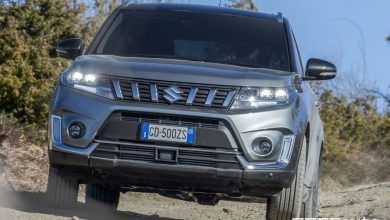 Vista anteriore Suzuki Vitara Hybrid sullo sterrato