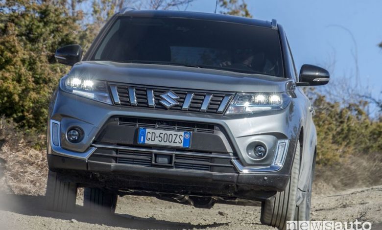 Vista anteriore Suzuki Vitara Hybrid sullo sterrato