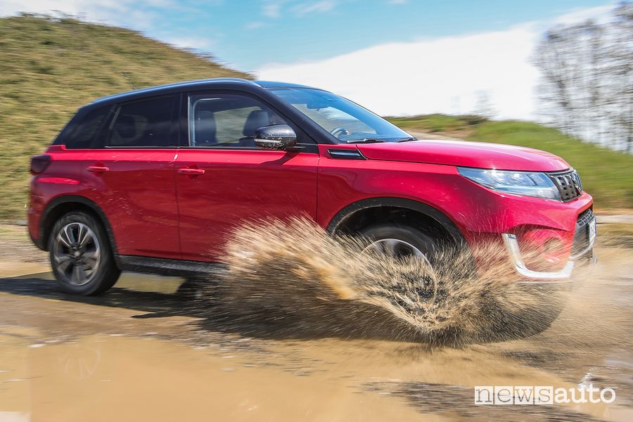 Vista laterale Suzuki Vitara Hybrid sul fango