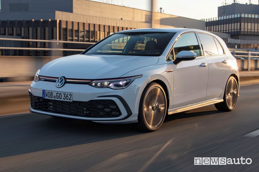 Vista di profilo Volkswagen Golf GTI bianca su strada