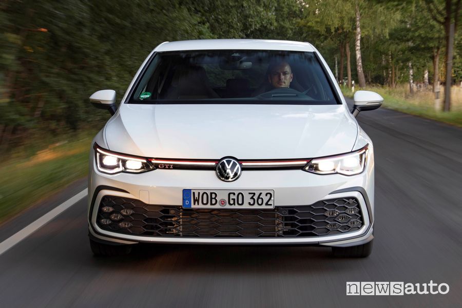 Frontale Volkswagen Golf GTI bianca su strada