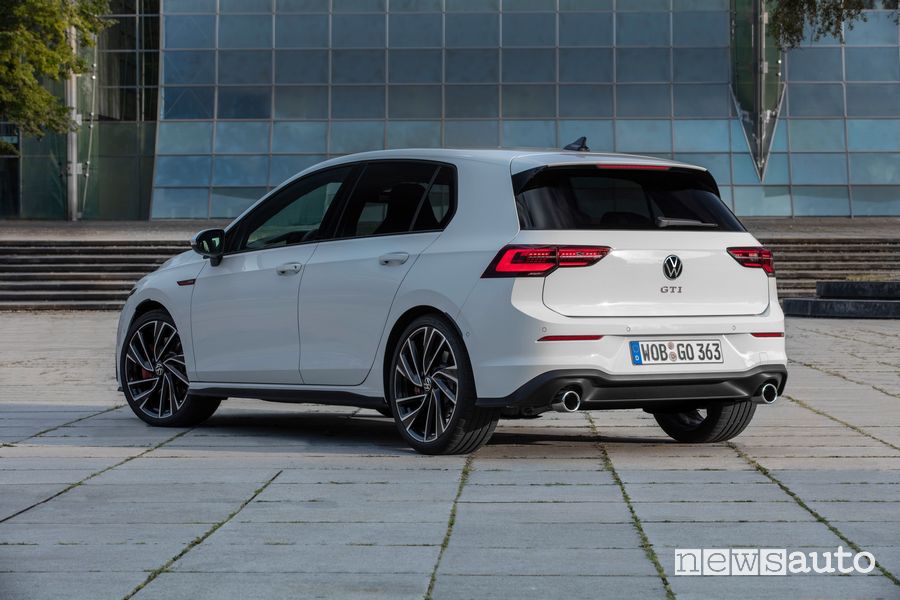 Vista posteriore Volkswagen Golf GTI bianca