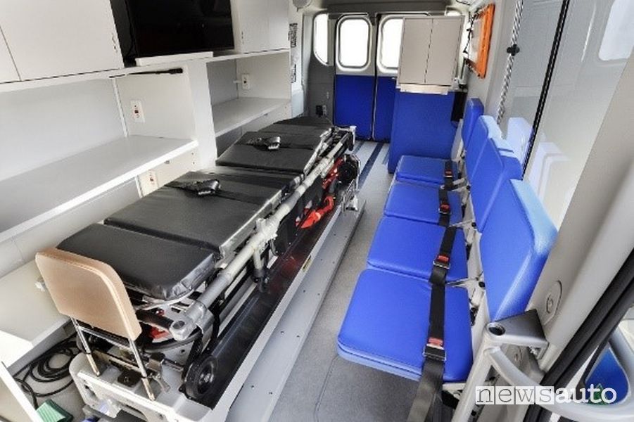 Interno dell'ambulanza ad idrogeno che può fornire all'esterno corrente alternata o continua