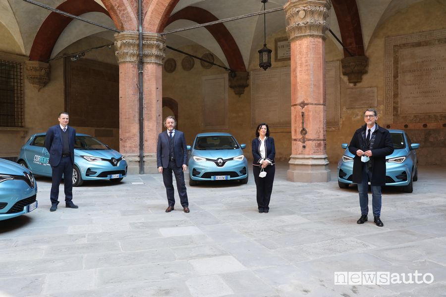 Al centro Francesco Fontana-Giusti, Image & Communication Director di Renault Italia