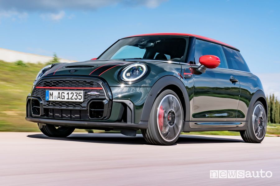 Vista di profilo Mini John Cooper Works in pista