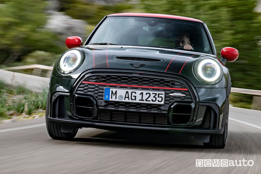 Vista anteriore Mini John Cooper Works su strada