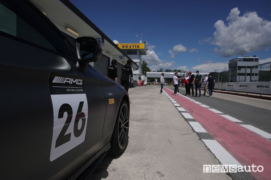 Partecipanti AMG Driving Academy nella pit-lane di Magione