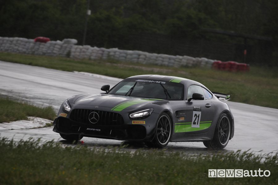 Mercedes-AMG GT-R Pro dell'AMG Driving Academy sotto la pioggia a Magione