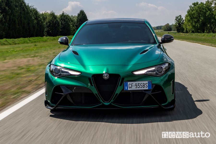 Vista anteriore Alfa Romeo Giulia GTAm Montreal Green in pista