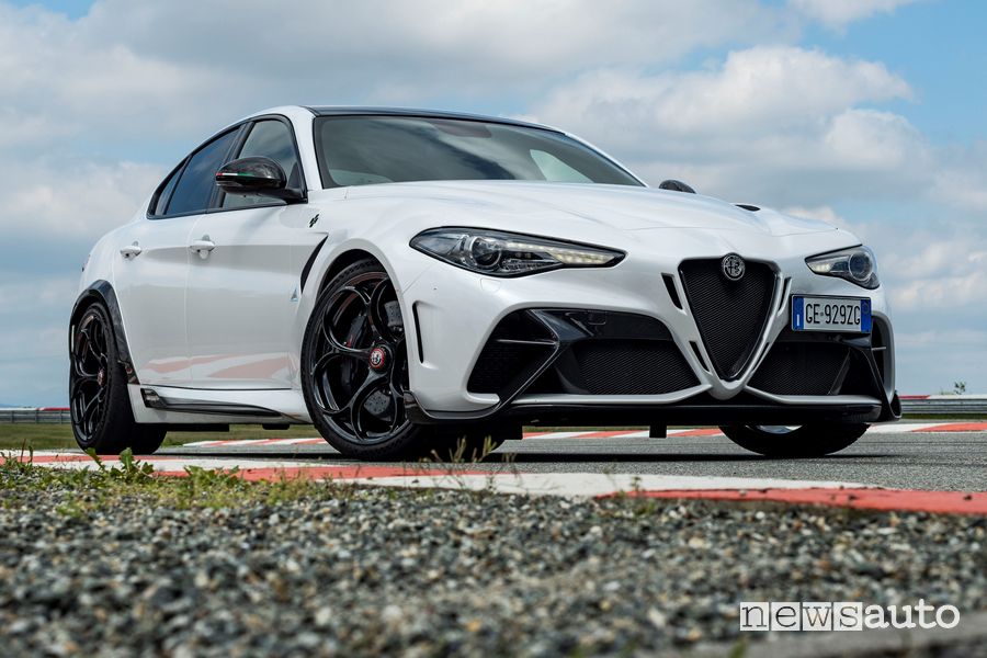 Vista posteriore Alfa Romeo Giulia GTA Trofeo White