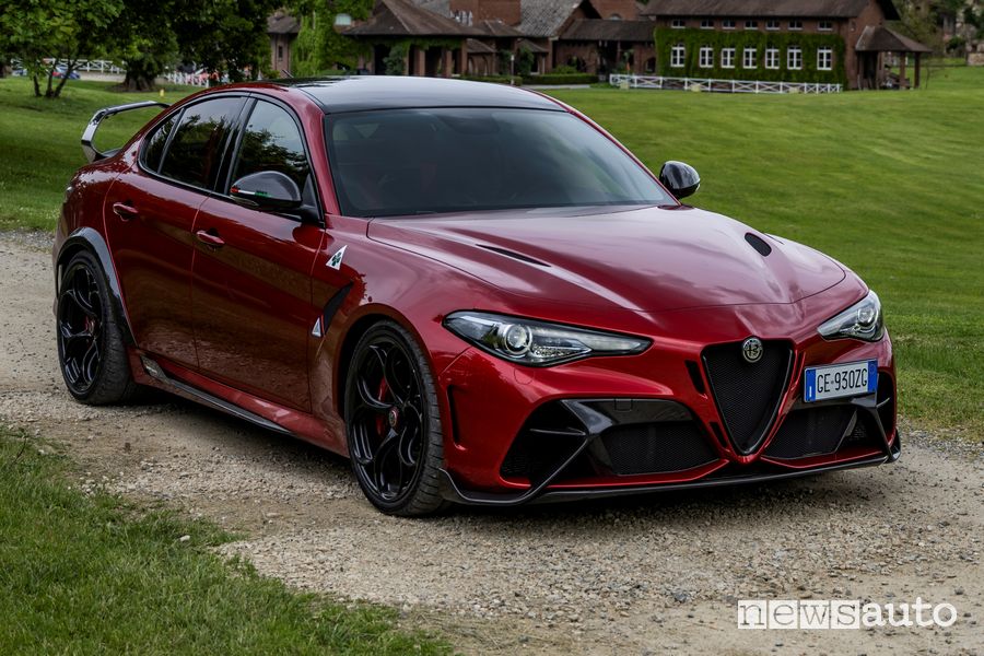 Vista di profilo Alfa Romeo Giulia GTAm Etna Red