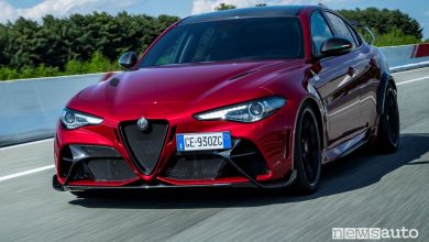 Vista di profilo Alfa Romeo Giulia GTAm Etna Red in pista