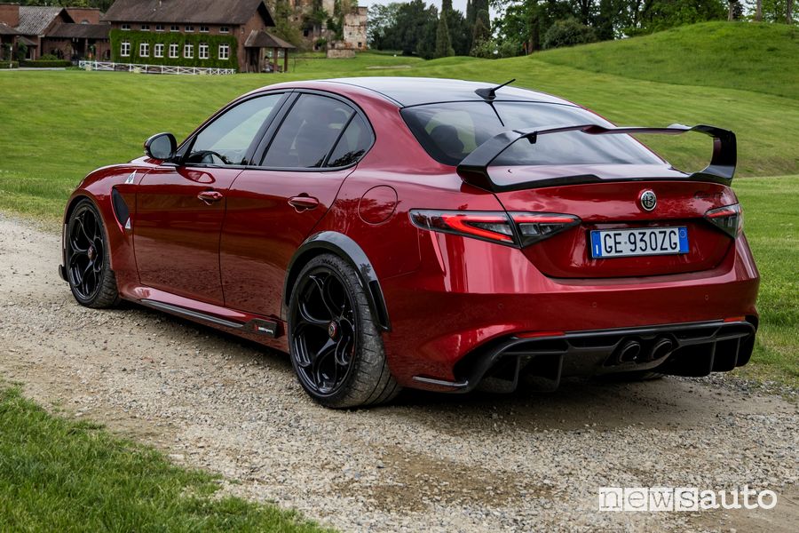 Vista posteriore Alfa Romeo Giulia GTAm Etna Red