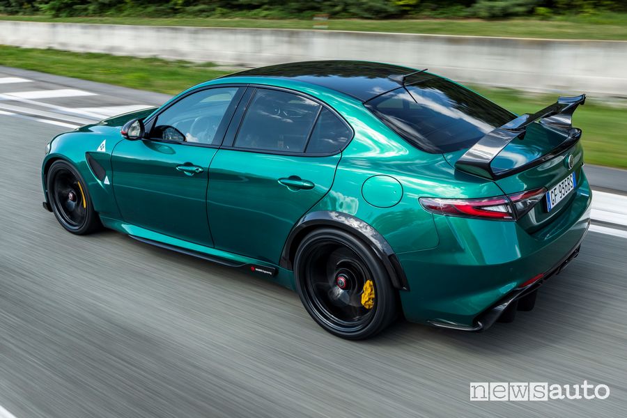 Vista posteriore Alfa Romeo Giulia GTAm Montreal Green in pista