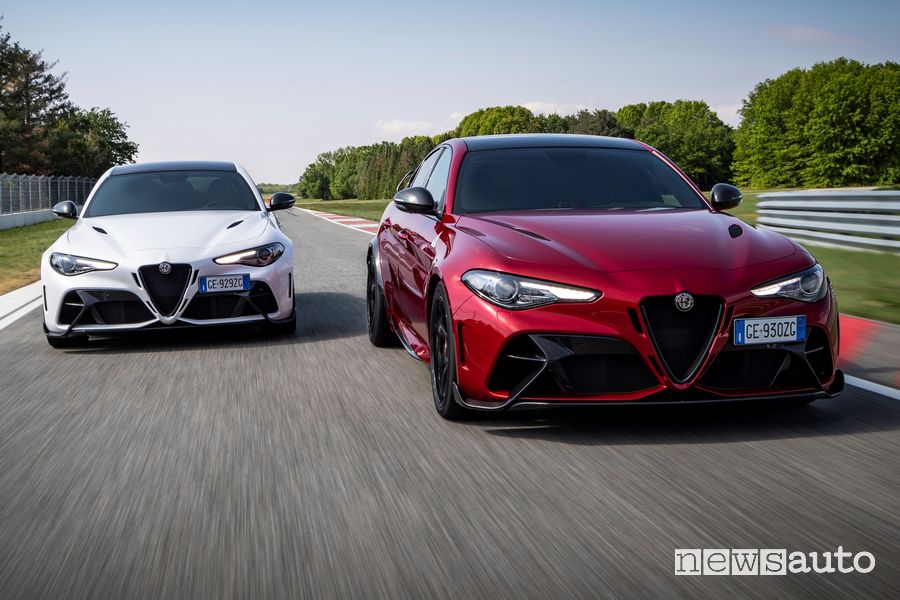 Vista anteriore Alfa Romeo Giulia GTAm bianca e rossa in pista