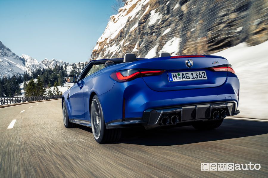 Vista posteriore BMW M4 Competition Cabrio su strada