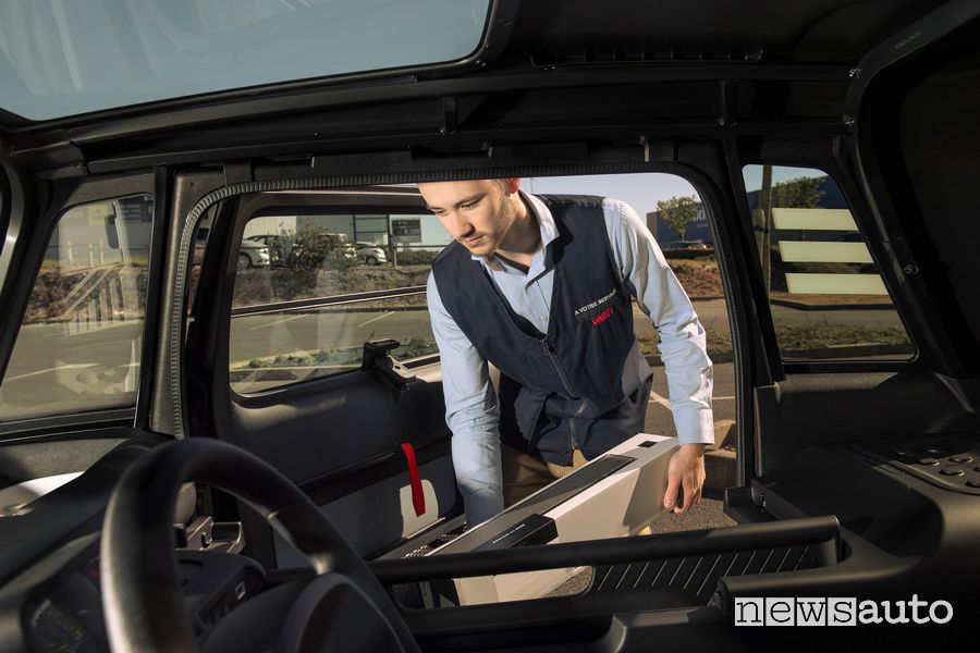 Operazione di carico Citroën My Ami Cargo