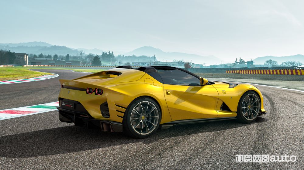 Vista posteriore Ferrari 812 Competizione A