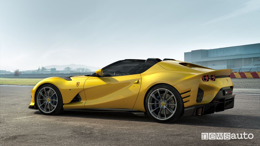 Vista posteriore Ferrari 812 Competizione A