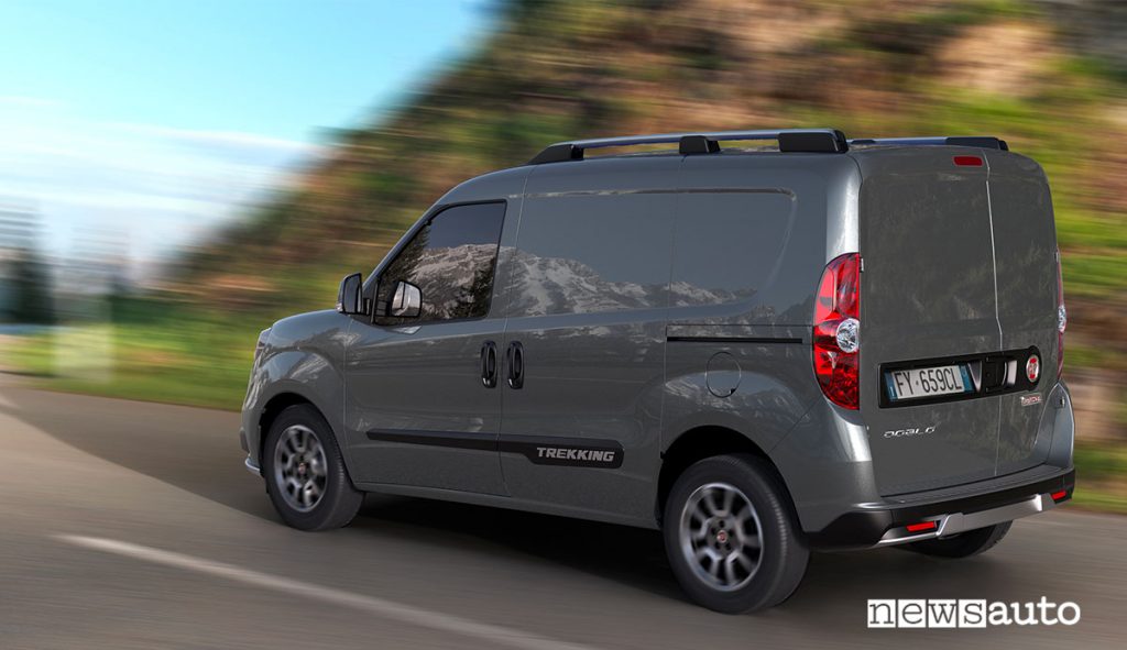 Retro del nuovo furgone medio Fiat Doblò Trekking Cargo