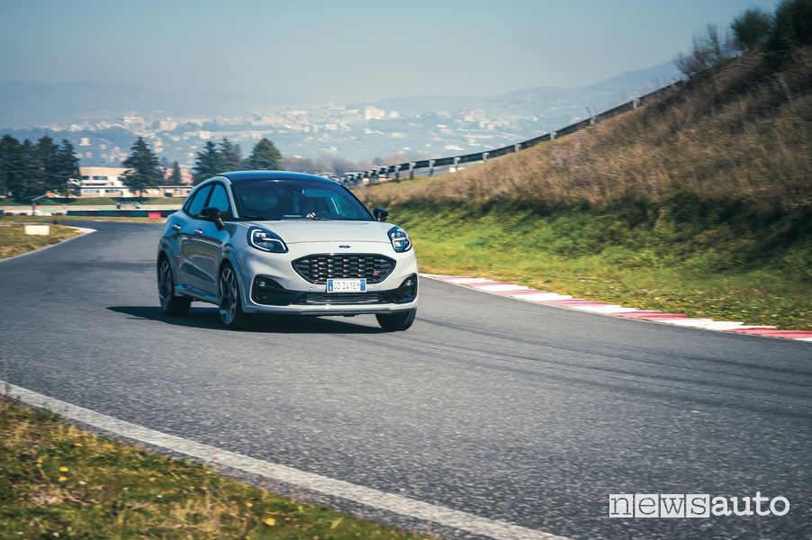 Vista anteriore Ford Puma ST in prova in pista all'ISAM di Anagni