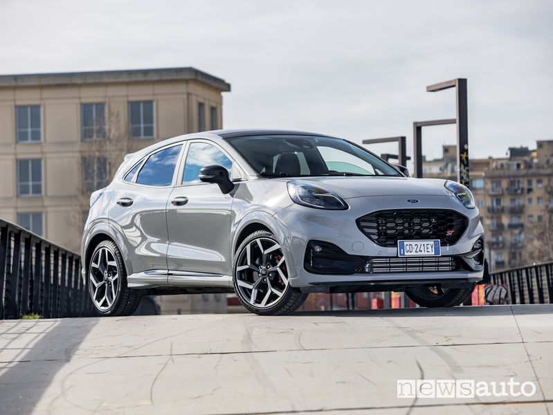 Vista di profilo Ford Puma ST in prova, Ford Puma ST con 200 cv dall'EcoBoost 1.500