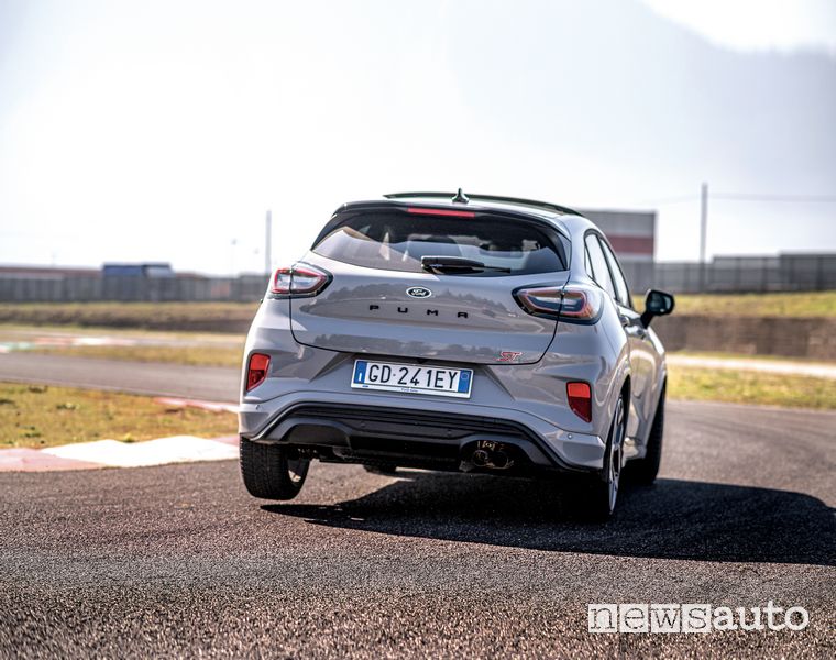 Vista posteriore Ford Puma ST in prova in pista all'ISAM di Anagni