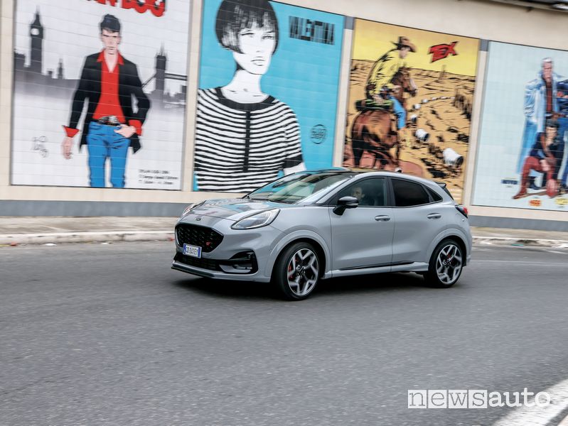 Vista di profilo Ford Puma ST in prova su strada