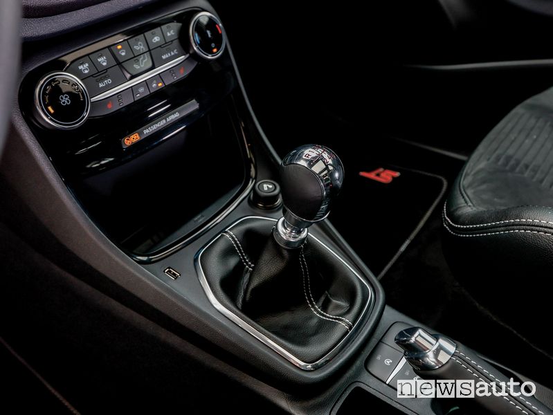 Leva cambio manuale abitacolo Ford Puma ST in prova