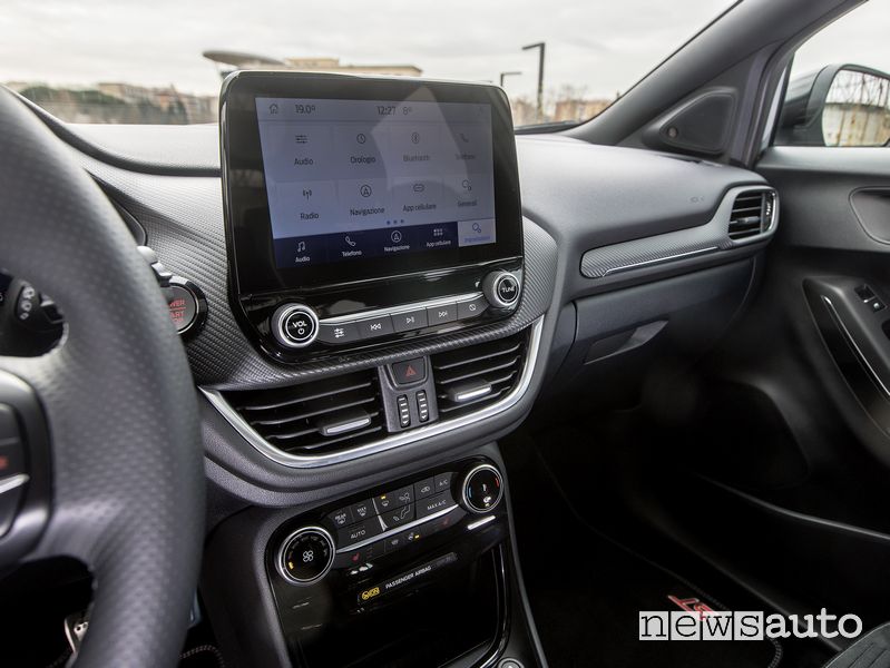 Display infotainment SYNC 3 abitacolo Ford Puma ST in prova