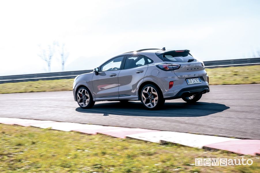 Vista posteriore Ford Puma ST in prova in pista all'ISAM di Anagni