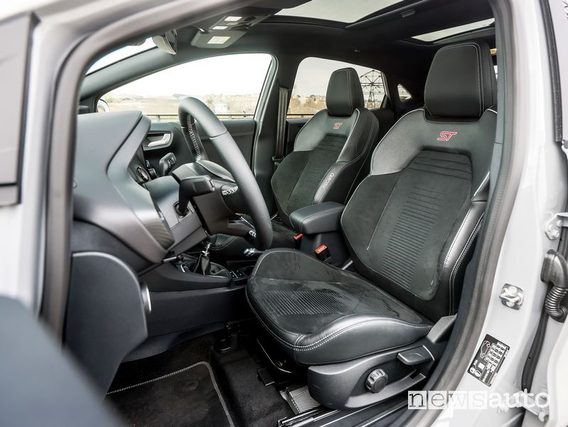Sedili anteriori abitacolo Ford Puma ST in prova