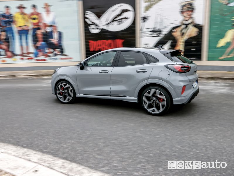 Vista laterale Ford Puma ST in prova su strada