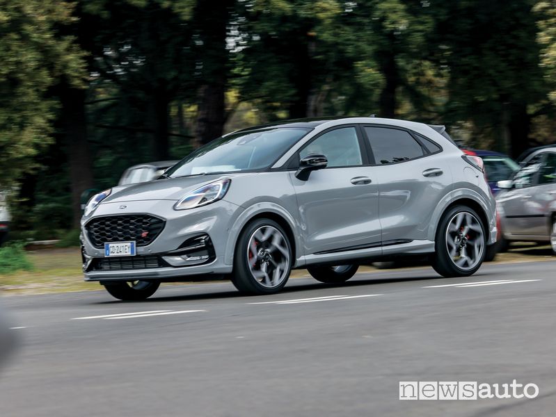 Vista di profilo Ford Puma ST in prova su strada