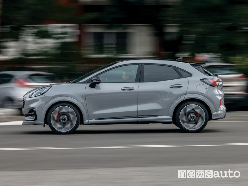 Vista laterale Ford Puma ST in prova su strada