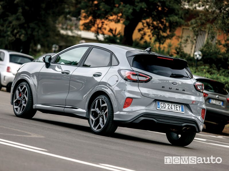 Vista posteriore Ford Puma ST in prova su strada