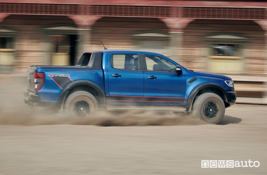 Vista laterale Ford Ranger Raptor Special Edition sullo sterrato