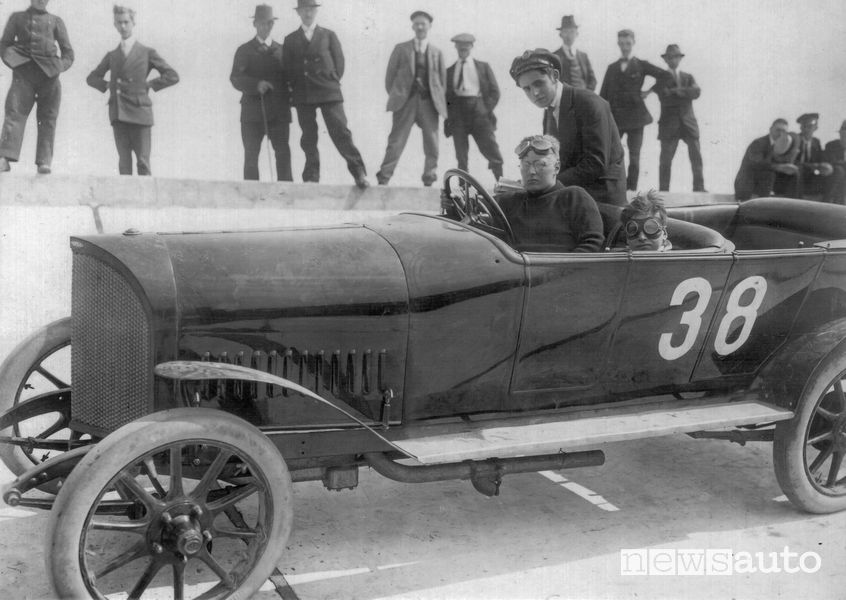 Fritz von Opel al al volante della Opel 14 PS